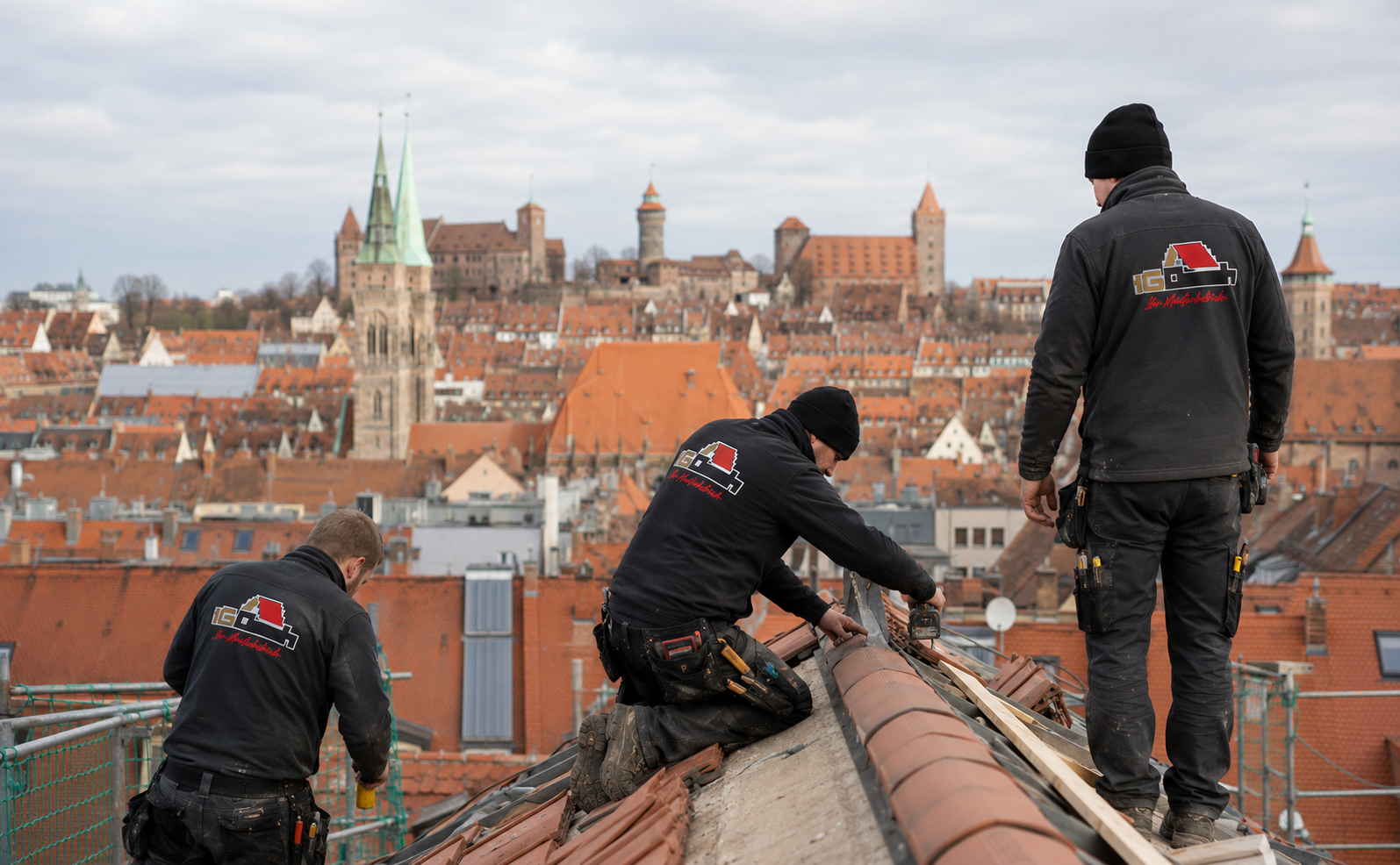 Das IG-Dach Team bei der Arbeit auf einem Nürnberger Altstadtdach mit Blick auf die Kaiserburg